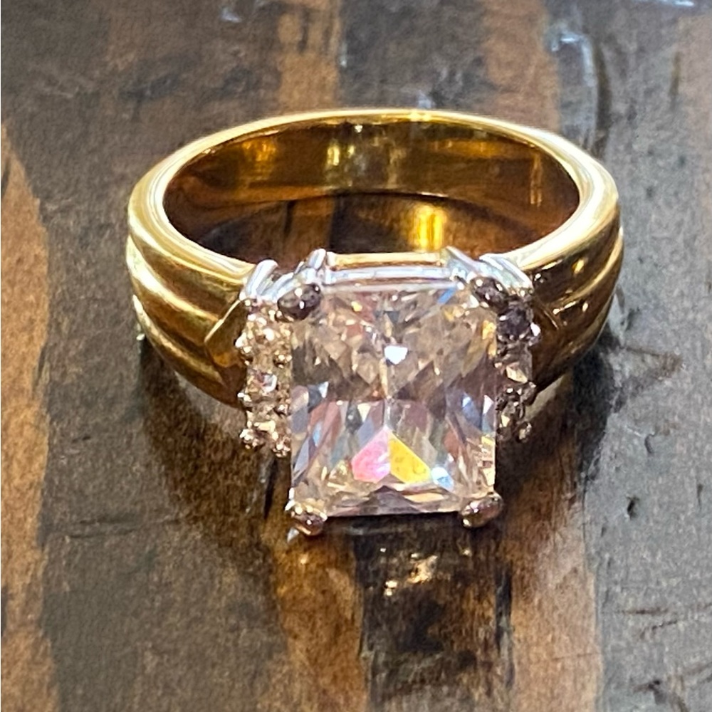 costume jewelry-gold Tone Elegant Diamond Ring Size 7